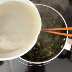 Khi lá giang đổi sang màu vàng đất thì cho nước luộc nghêu vào, cho thêm một ít nước lọc cho săm sắp lá giang. Nêm nếm đường, nước nắm cho vừa ăn. Để lửa nhỏ liu riu khoảng 5 phút thì cho nghêu đã luộc vào, đảo đều rồi tắt bếp.