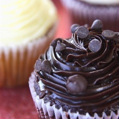 Bánh cupcake nướng chín thì cho ra khỏi lò viba, trang trí thêm chocolate đen, chocolate trắng tùy thích. Món bánh cupcake chocolate thơm ngon, ngọt dịu, sẵn sàng phục vụ cho các bữa ăn vặt nhâm nhi cùng cả nhà nhé. Chúc bạn thành công!