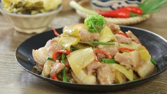 Cải chua xào thịt ba chỉ là món ăn ngon miệng và đưa cơm, cách làm và nguyên liệu đơn giản, rất thích hợp cho những bữa cơm gia đình nhanh gọn không quá cầu kì. Thịt ba chỉ được xào lên săn chắc, hương vị đậm đà xen kẻ là những miếng dưa cải giòn giòn chua ngọt, thật sự là một sự kết hợp tuyệt vời đấy.