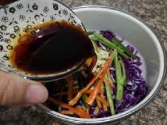 Cho bắp cải tím, ớt sừng và tỏi băm vào tô trộn, đổ hỗn hợp sốt trộn salad đã pha vào, trộn đều. Đun nóng 20ml dầu ăn rồi rưới vào tô salad, trộn đều lên.