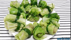 Cuốn bắp cải : cho thịt vào bắp cải, tùy vào cái miếng bắp cải to hay nhỏ mà các bạn canh chỉnh thịt cho vừa đủ nha, sau đó cuộn lại, và dùng cọng hành lá buộc lại để cuốn bắp cải không bị rơi ra khi nấu, mình sẽ cuốn hết tất cả các miếng bắp cải đã chuẩn bị.