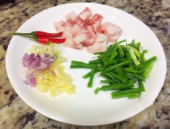 Nghêu ngâm nước vo gạo hoặc nước có thêm vài lát ớt vài tiếng đồng hồ cho nhả sạch cát. Sau đó cho nghêu vào luộc. Khi nghêu vừa há miệng thì vớt ngay ra rổ, lấy phần thịt nghêu, rửa sạch, để ráo. Thịt ba chỉ (hoặc mỡ gáy) rửa sạch, thái miếng nhỏ cỡ đầu ngón tay. Hành tím, tỏi bóc vỏ, đập giập, băm nhỏ. Ớt rửa sạch, bỏ cuống, đập giập. Hành lá bỏ rễ, lá úa giập, rửa sạch, phần đầu trắng đập giập xắt nhỏ còn phần xanh cắt khúc.