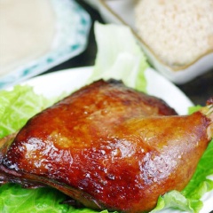 Vậy là món thịt vịt quay Bắc Kinh đã được hoàn thành rồi đấy, đậm đà ẩm thực Trung Quốc nhé! Cách ăn tinh tế của món ăn trứ danh này cũng giúp chúng ta cảm thấy thỏa mãn trước vị ngon đậm đà của mọi nguyên liệu đem lại. Khi thưởng thức, thực khách sẽ lấy một miếng thịt vịt quay kèm lớp da quay giòn bóng, cuộn lên miếng bánh tráng mỏng, thêm vài lát hành sau đó chấm nước sốt.