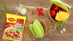 Khổ qua bỏ ruột, cắt khoanh mỏng; cà chua bổ múi cau; dọc mùng tước vỏ, thái lát mỏng; thơm thái lát.