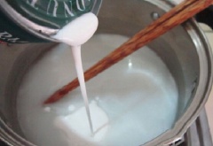 Làm phần sữa dừa, nấu 150ml nước cốt dừa cùng 100g sữa đặc sôi nhẹ, để nguội.