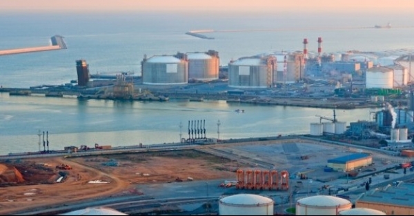 Cuộc đua dầu khí vùng Vịnh bùng nổ khi eo biển Hormuz thông quan trở lại