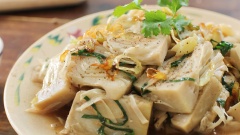 Khi ăn rắc hành boa rô phi vàng, tiêu và ngò lên trên mặt, ăn kèm cơm nóng rất ngon. Chỉ với một chút nguyên liệu dễ tìm, giá thành rẻ và cách làm đơn giản đã có ngay một món ăn chay thơm ngon và thanh đạm. Thêm ngay món mít kho vào thực đơn cho ngày rằm sắp tới nhé.