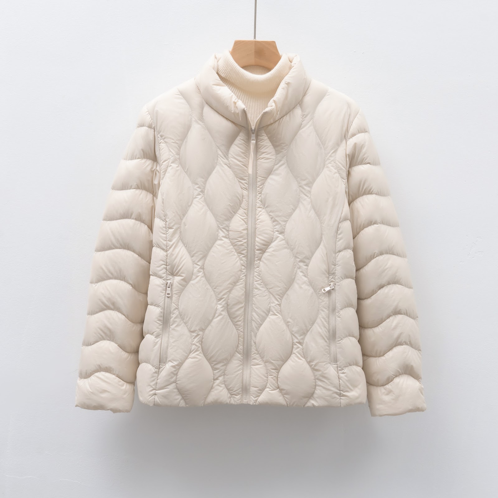 Lightweight women's down jacket with stand-up collar and wave pattern