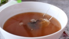 Lọc hỗn hợp vừa nấu sôi qua rây, cho 3 túi trà hương đào vào ngâm khoảng 5-8 phút. Sau đó cho 20ml nước cốt chanh vào khuấy đều, để nước trà đào nguội hoàn toàn.