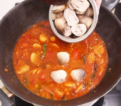 Cho nấm rơm, cà chua bi, 2 muỗng canh nước cốt chanh, ngò rí, sả băm, 1 muỗng cà phê muối, 1 muỗng cà phê hạt nêm, 1/2 muỗng cà phê bột ngọt, 1 muỗng canh nước mắm vào, nấu sôi khoảng 5 phút.