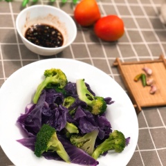 Luộc trứng cút chừng 5 phút để được trứng lòng đào, lấy ra ngâm nước lạnh, bóc vỏ. Luộc bông cải xanh và bắp cải tím, vớt ra ráo nước. Dùng ngay cho nóng ngon nhen!
