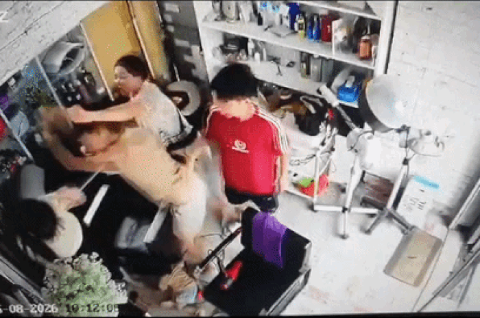 Hà Nội: Người phụ nữ bị đánh túi bụi trong tiệm làm tóc - Báo Tiền Phong