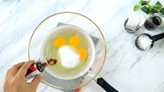 Cách làm bánh trà sữa trân châu đường đen: Cho 2 gói trà túi lọc Earl grey vào ly. Đun nóng 50ml sữa tươi không đường, chế sữa vào ly và để ủ 5 phút, sau đó chắt lấy trà sữa. Đun sôi một nồi nước sau đó bắc xuống. Đặt vào nồi một chiếc tô sạch, thêm vào 30gr bơ lạt rồi khuấy cho bơ tan chảy. Chế hỗn hợp trà sữa đã chuẩn bị vào tô rồi khuấy đều, giữ hỗn hợp luôn ấm. Chuẩn bị một chiếc tô sạch khác, đập vào đây 3 quả trứng gà (khoảng 150gr), thêm vào 60gr đường, 10gr si rô ngô, 2gr chiết xuất vani. Đặt tô lên nồi nước đã đun sôi rồi dùng phới đánh đều, đến khi hỗn hợp đạt 40 độ C (ấm hơn nhiệt độ cơ thể một chút) để bánh trà sữa trân châu đường đen ngon mịn hơn.
