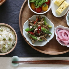 Khô cá cơm chiên ớt cay thơm với những con cá khô nhỏ chiên giòn thơm, ngấm đều gia vị cùng ớt cay thơm, đậm đà rất ngon miệng. Hứa hẹn trở thành món ăn đưa cơm cho cả gia đình.