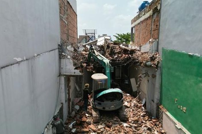 Cận cảnh hàng loạt nhà dân dọc Quốc lộ 13 đang tiến hành tháo dỡ - Báo Người Lao Động