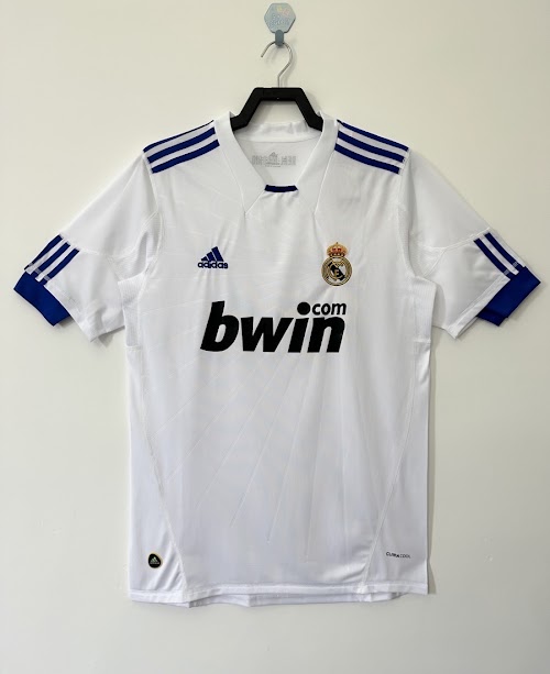 Equipación local del Real Madrid 2010-11.jpg
