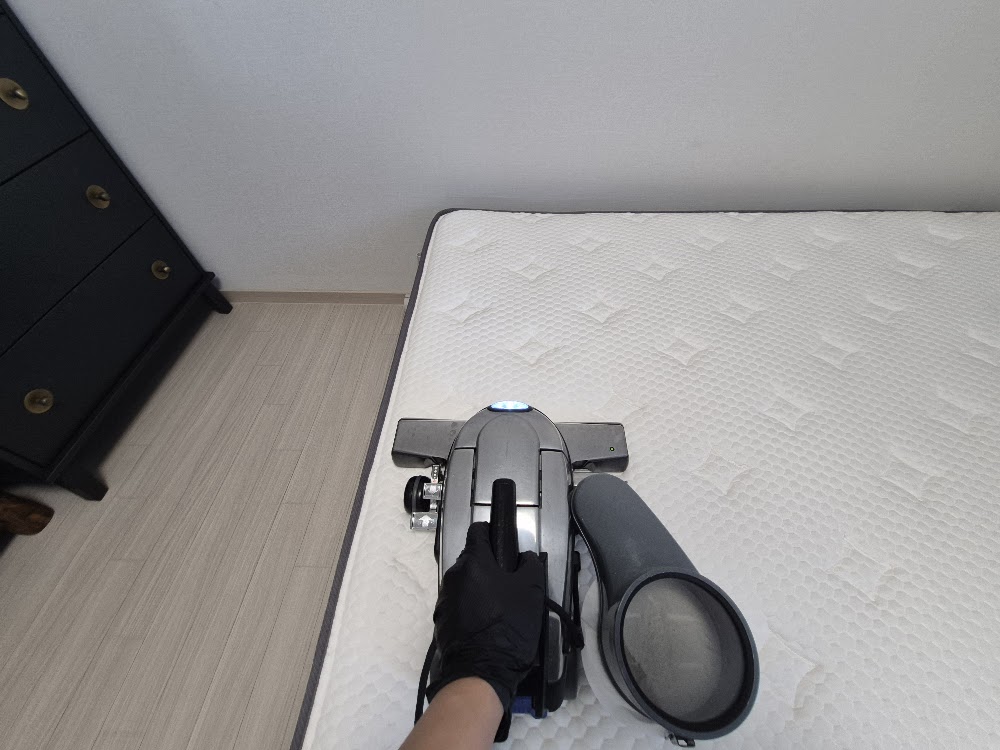 ▲ ▲ 침구 전용 집진기. 두 개의 브러시가 원단을 두드리며 안쪽 먼지를 끌어올립니다