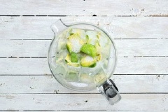 Trái bơ bóc vỏ, bỏ hạt, cắt thành từng miếng nhỏ cho vào máy xay sinh tố cùng 50gr đường trắng.