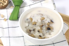 Chè đậu trắng chín múc ra chén, chan nước cốt lên trên và thưởng thức thành quả. Chè đậu trắng ăn nguội mới ngon nha. Cách nấu chè đậu trắng rất đơn giản, ngoài hương vị thơm ngon, bạn có thể dùng để cúng thôi nôi. Món chè đậu trắng này thật sự quá hấp dẫn đúng không nào, hãy vào bếp và bắt tay làm ngay thôi!