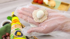 Ướp 300gr chả cá ba sa với 10gr hành tím băm, 10gr thì là, 10gr đường và 1 muỗng canh nước tương Maggi. Quết nhuyễn để chả cá được dai. Rửa sạch trứng cút, luộc chín rồi bóc vỏ. Thoa một ít dầu ăn lên bao tay cho khỏi dính, ấn dẹt miếng chả cá, đặt quả trứng cút vào giữa rồi vo tròn lại.