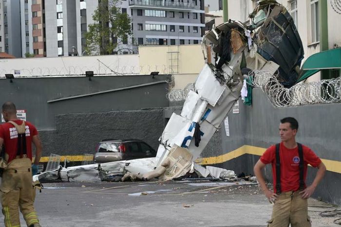 Kinh hoàng khoảnh khắc máy bay chao đảo rồi lao thẳng vào tòa nhà 3 tầng, nhiều người thương vong - Chuyên trang Góc nhìn pháp lý - Tạp chí Người đưa tin
