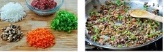 Rửa sạch, cắt nhỏ tất cả nguyên liệu gồm: Cà rốt, ớt chuông, nấm, hành tây, thịt bò. Làm nóng dầu ở trong chảo ở nhiệt độ trung bình. Cho thịt bò băm nhỏ vào, xào cho đến khi có màu vàng nâu (khoảng 2 phút). Thêm 15 ml dầu ăn vào, rồi thêm các nguyên liệu trên vào. Xào trong 2 phút.