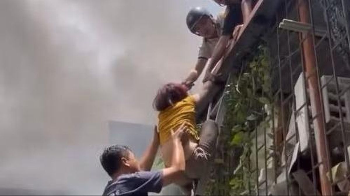 Kịp thời cứu 3 người mắc kẹt trong vụ cháy nhà dân - Đài Phát thanh và truyền hình Hà Nội