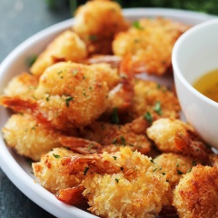Tắt lò, cho tôm ra đĩa và thưởng thức. Thay vì chiên, bạn có thể làm cách này để tôm không ngập trong dầu mỡ. Cách “chiên” đặc biệt này sẽ giúp giảm bớt lượng chất béo không cần thiết đấy.
