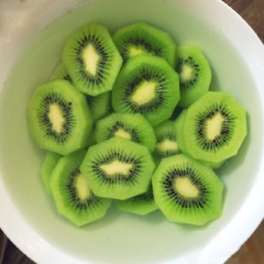 Kiwi gọt vỏ, cắt miếng tròn có độ dày 3mm. Sau đó, ngâm kiwi vào nước phèn chua trong thời gian 3 tiếng. Ngâm phèn xong, rửa lại thật sạch và rửa dưới vòi nước nhiều lần.