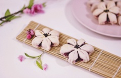 Những chiếc bánh hoa đào nhỏ xinh xắn có lớp vỏ bánh nướng giòn giòn, nhân khoai lang tím bùi bùi, thật ngon miệng. Đặc biệt bánh có hình hoa đào đẹp mắt nên đảm bảo các bé nhà bạn sẽ cảm thấy thích thú với món bánh hoa đào mới lạ này cho xem.