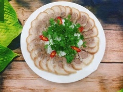 Sau đó cắt bỏ chỉ và thái miếng mỏng rồi thưởng thức thôi! Thịt chân giò thái thành từng lát mỏng, tròn xoe, phần da giòn, phần thịt săn chắc, thơm mùi tiêu, đậm đà gia vị. Có thể chấm thịt cùng mắm tôm, mắm tép, nước mắm chanh tỏi hay gia vị chanh ớt ăn kèm rau thơm đều rất ngon.