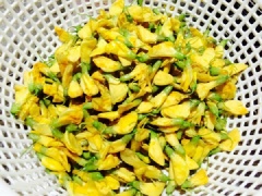 Tôm hấp chín với chút muối, bóc bỏ vỏ. Thịt ba chỉ luộc chín thái lát mỏng. Đậu xanh cho vào nồi nước hầm mềm nhừ, vớt ra để ráo. Bông điên điển tuốt bỏ cành cứng rửa thật sạch, để ráo nước.