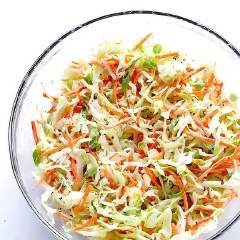 Món ăn đã hoàn thành, thưởng thức ngay nhé! Bạn cũng có thể ăn salad này kèm bánh mì nếu thích.