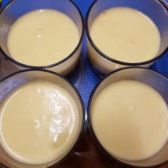 Quay chén gelatine trong lò vi sóng cho tan chảy. Hỗn hợp trứng sữa cho lại vào nồi, cho gelatine vào, đun nóng ở lửa nhỏ vừa, quấy đều tay tránh dưới đáy bị vón cục. Khi hỗn hợp bắt đầu nóng, có lớp bọt sủi lên nhẹ thì tắt bếp. Đổ 140ml kem whipping hoặc 140ml sữa vào hỗn hợp, quấy đều cho hỗn hợp nguội bớt. Lọc hỗn hợp qua rây cho mịn. Đổ hỗn hợp đã lọc vào khuôn đã có caramel, dùng muỗng nhẹ nhàng hớt váng bọt nếu có.