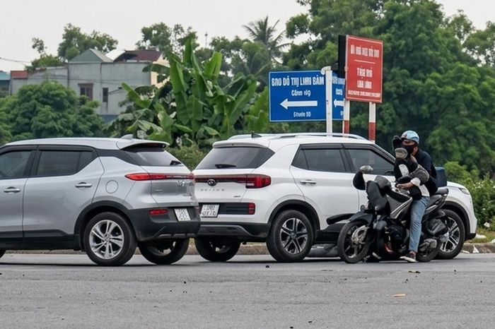 Ô tô rẽ trái ở ngã tư, va chạm xe máy - Báo Xây Dựng