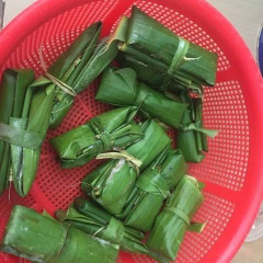 Lá chuối rửa sạch, chần qua nước nóng cho dễ gói chả. Bạn cho chút dầu ăn vào lá chuối, múc phần chả xay nhỏ vào gói vừa miếng lá chuối rồi gấp đôi 2 cái vào 1, làm cho hết phần chả. Lấy cọng lá chuối nhỏ buộc lại cho chắc chắn.