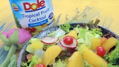 Salad trái cây nhiệt đới thơm ngon, bắt mắt và rất dễ ăn. Các nguyên liệu tưởng như không liên quan nhưng khi kết hợp với nhau thì mang lại một hương vị hấp dẫn khó thể chối từ. Còn chờ gì nữa mà chưa bắt tay vào làm nào!
