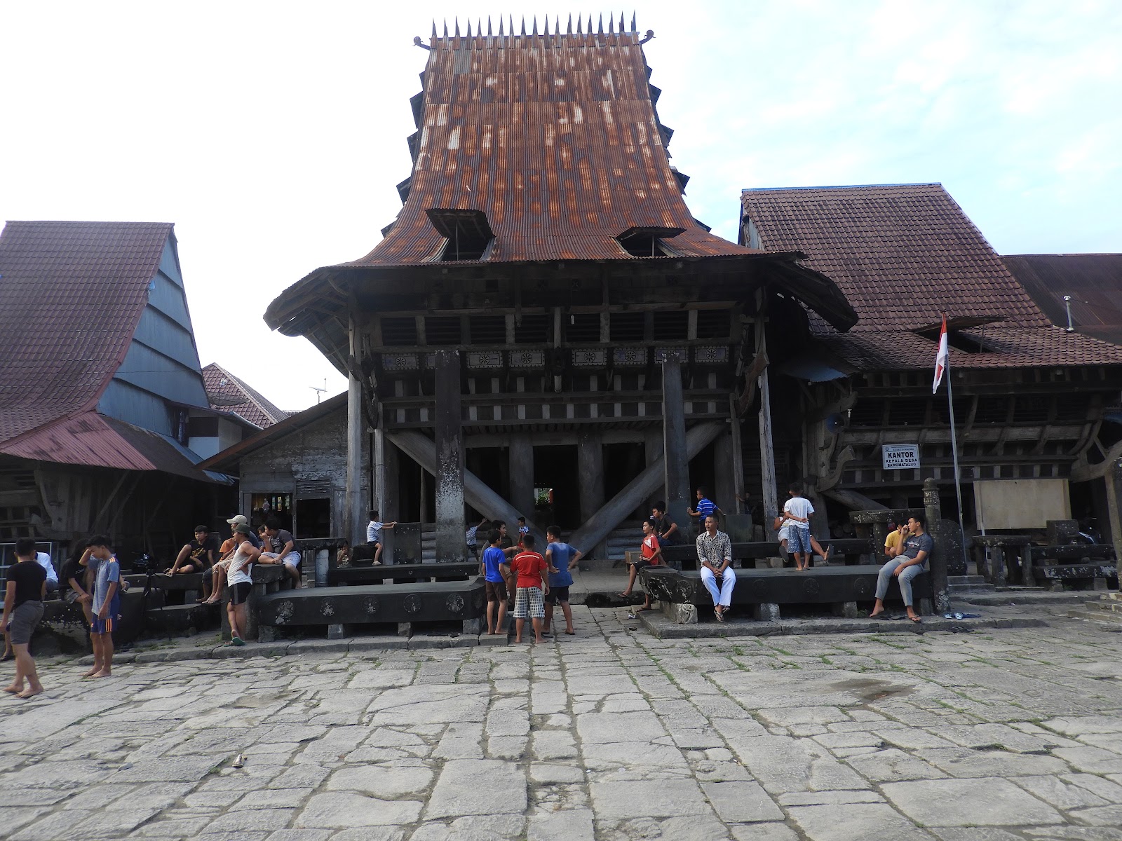 Nias Selatan: Warisan Budaya dan Potensi Wisata di Teluk dalam
