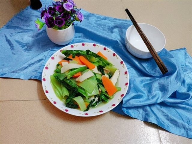 Rau Diếp Ngồng Xào Cà Rốt Và Nấm Đùi Gà