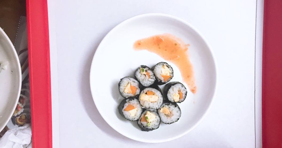 Cơm cuộn chấm sốt cà