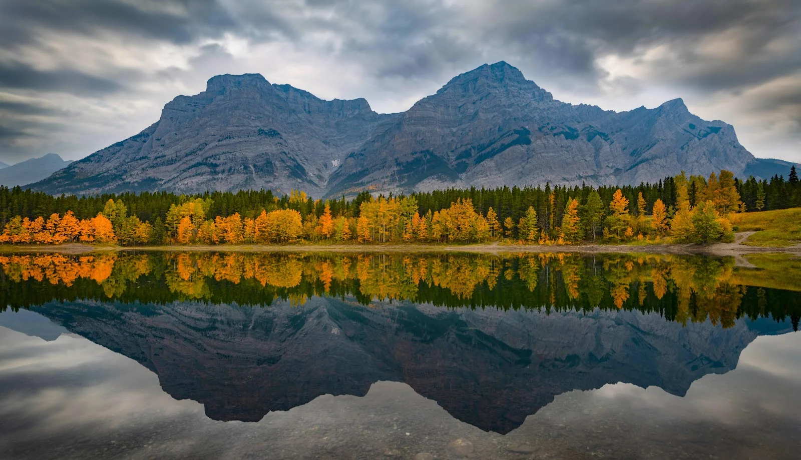 Autumn Mountains Reflected In Lake - Landscape Photography 5K Wallpaper (6144x3529)