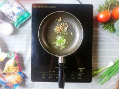 Đun nóng chảo dầu, phi thơm hành, thêm gừng đã đập dập băm nhuyễn cùng ớt, tiêu, nước tương, dầu hào, dầu mè và đường vào, Đun sôi với lửa nhỏ sao cho sốt tương sệt lại.