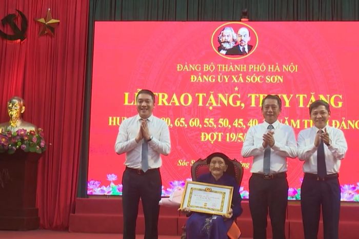 120 đảng viên Đảng bộ xã Sóc Sơn nhận Huy hiệu Đảng - Đài Phát thanh và truyền hình Hà Nội