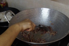 Phi thơm tỏi băm với 2 muỗng canh dầu ăn. Cho thịt bò vào, đảo nhanh tay 1 phút, cho ra đĩa. Không xào thịt bò lâu như vậy thịt bò sẽ bị dai.