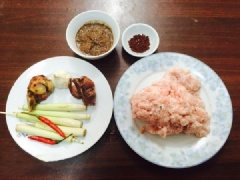 Chuẩn bị nguyên liệu cho món ăn. Sả bóc bỏ phần già thái lát mỏng, tỏi và hành khô bóc vỏ, riềng sơ chế sạch cắt lát mỏng. Cho tất cả riềng, sả, tỏi, hành khô vào máy xay nhuyễn.