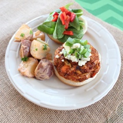 Để salad khoai tây vào tủ lạnh khoảng 30 phút sau đó thưởng thức nhé! Bạn cũng có thể ăn kèm salad khoai tây với bánh hamburger.