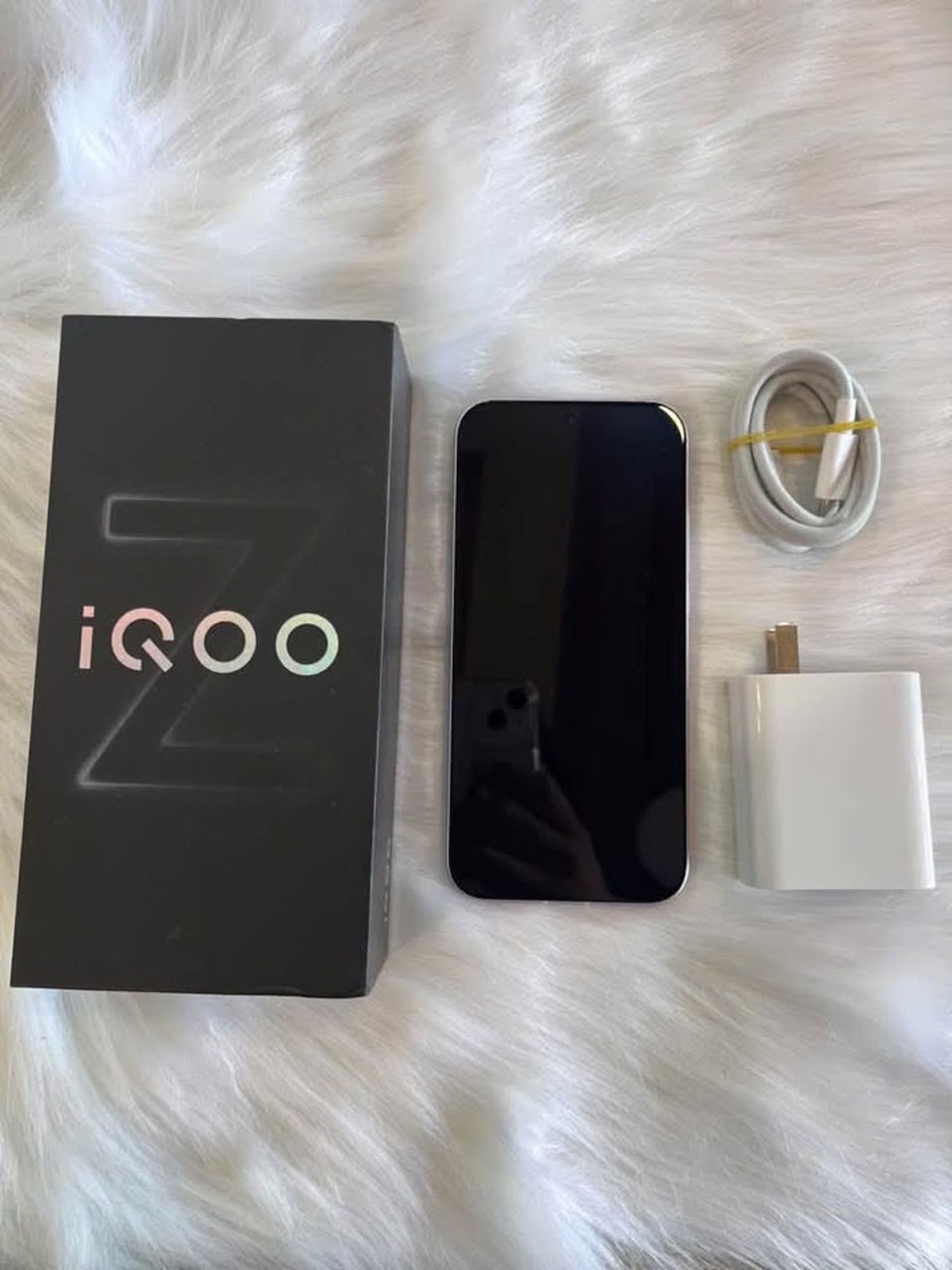 𝗶𝗤𝗢𝗢 𝗭𝟭𝟭 𝗧𝘂𝗿𝗯𝗼 12GB/256GB – SNAPDRAGON 8 GEN 5, 200MP CAMERA, 7,600mAh BATTERY