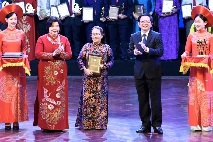 Tôn vinh 100 hợp tác xã tiêu biểu trong phát triển kinh tế tập thể - Đài Phát thanh và truyền hình Hà Nội