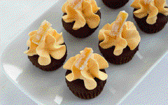 Lấy bánh cupcake ra, cho phần kem bơ lên trên và trang trí thêm mứt cam nếu thích. Mời cả nhà thưởng thức nhé!