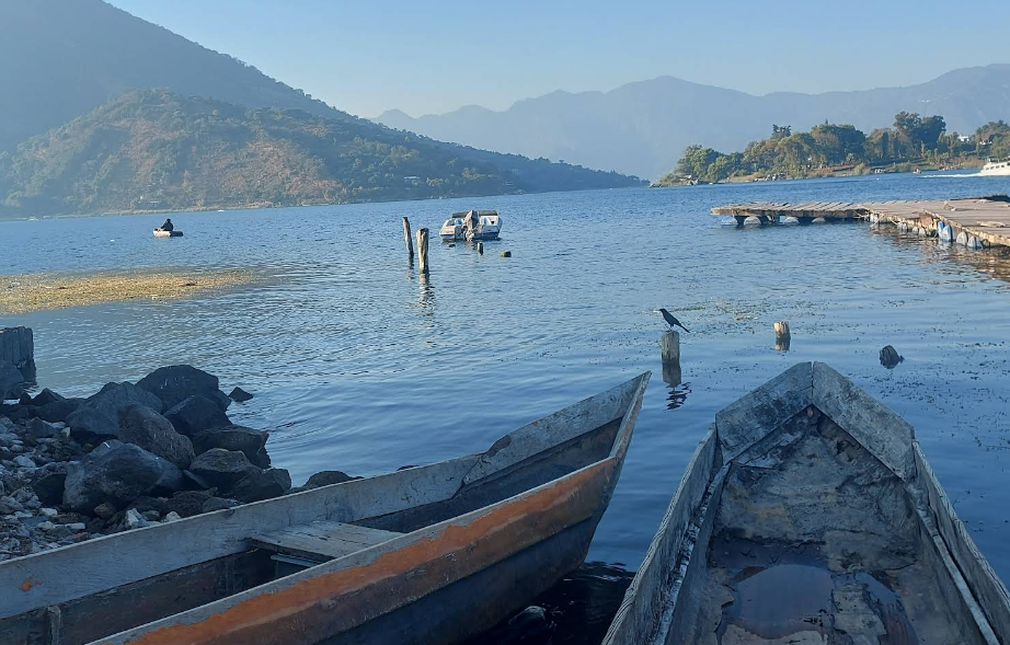 Atardecer en Santiago Atitlán con el lago de fondo